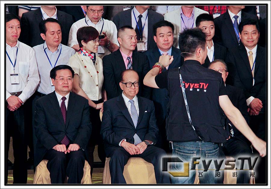 武漢大型合影照 華人首富李嘉誠及省領(lǐng)導(dǎo)參加長(zhǎng)江商會(huì)論壇